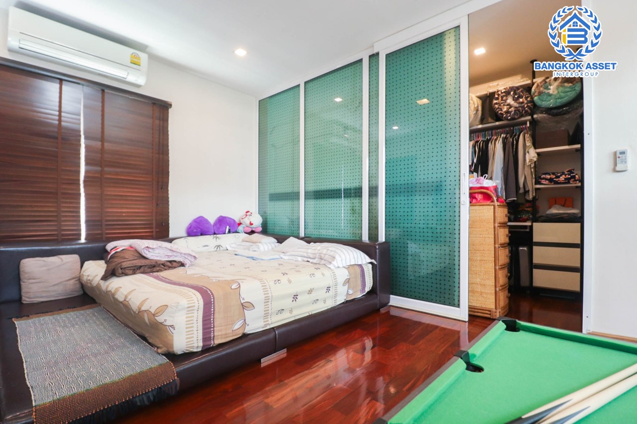 *****บ้านเดี่ยวมือสอง ม. ไพรมารี่ เพรสทีจ รัชดา-รามอินทรา บ้านเดี่ยว 3 ชั้น พร้อมเข้าอยู่ ฟังก์ชัน 5 ห้องนอน 5 ห้องน้ำ 2 ที่จอดรถ ภายในสวย บ้านใหม่ บนเนื้อที่กว่า 52 ตร.ว. พื้นที่ใช้สอยมากถึง 350 ตร.ม. บนทำเลศักยภาพ เชื่อมต่อ ถ.รามอินทรา, ถ.พหลโยธิน, ถ.สุขาภิบาล5 เดินทางสะดวก ใกล้ทางด่วน "เอกมัย-รามอินทรา" และรถไฟฟ้า "นพรัตน์"